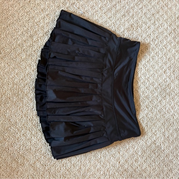 Elegant Black Pleated Mini Skirt - Picture 4 of 4